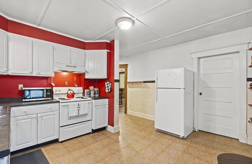 Nassau House | Spacious 3 BR Apt, near Rail Trail, porch/grill