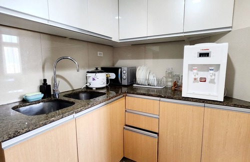 San Antonio Condo | SPACIOUS 3-BR Condo in Terrific Makati with KING BED WiFi, AC, fitness room