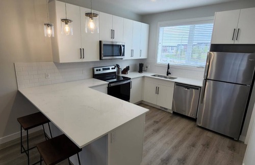 Evanston House | Spacious 3 BR Corner Townhome in Evanston Park!