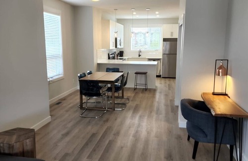 Evanston House | Spacious 3 BR Corner Townhome in Evanston Park!