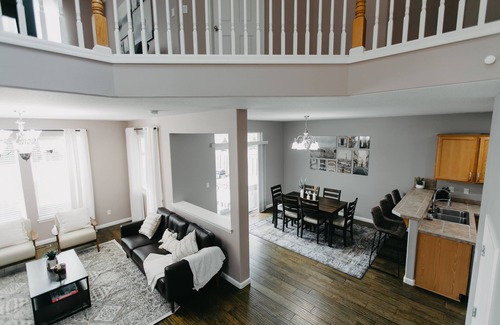 Wood Village House | Spacious 3 BR House w/hot tub in SE Portland, Sleeps 8, near popular attractions