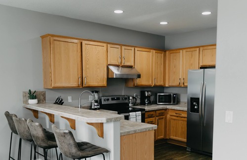 Wood Village House | Spacious 3 BR House w/hot tub in SE Portland, Sleeps 8, near popular attractions