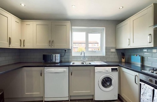 Telford House | Spacious -3-BR House in Telford - W/Park/Netflix
