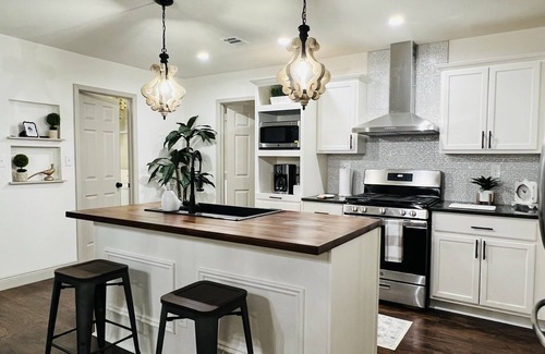 North San Antonio - SAT House | Spacious 3 BR near Airport, AT&T CTR & Riverwalk!