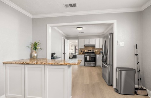 South Central Houston House | Spacious 3 BR Stay, Sleeps 8, Central Houston - Near Med Center & Downtown