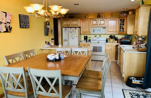 Pittsburg House | Spacious 3-Level Cabin Retreat-Sleeps 10, Wrap Around Deck, Peaceful and Private