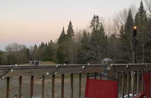 Pittsburg House | Spacious 3-Level Cabin Retreat-Sleeps 10, Wrap Around Deck, Peaceful and Private