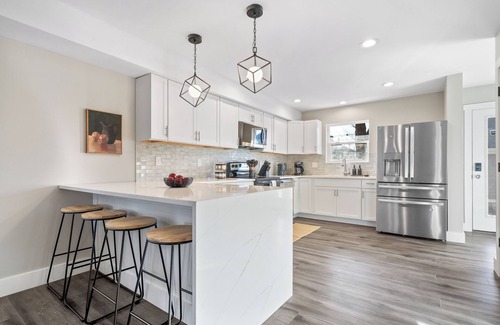 Near Northside Apartment | Spacious 3-Story Stay Sleeps 14 Downtown Indy+ Hot Tub & Modern Comfort