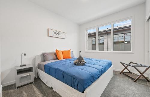 Southwest Calgary House | Spacious 3 Story Townhome, 2 Car Garage, Sleeps 8, AC, King Bed, 10km from Calgary Downtown, Near Banff