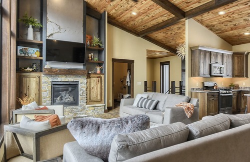 Deadwood Cabin | Spacious 3600 sq. ft. Cabin w/Hot Tub, Great Amenities & Clubhouse w/Pool!