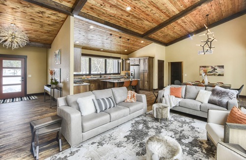 Deadwood Cabin | Spacious 3600 sq. ft. Cabin w/Hot Tub, Great Amenities & Clubhouse w/Pool!