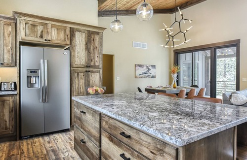 Deadwood Cabin | Spacious 3600 sq. ft. Cabin w/Hot Tub, Great Amenities & Clubhouse w/Pool!