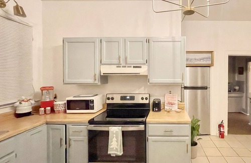 College Hill Apartment | Spacious 3B1B,Full Kitchen,Private Parking, Walk to BROWN & RISD