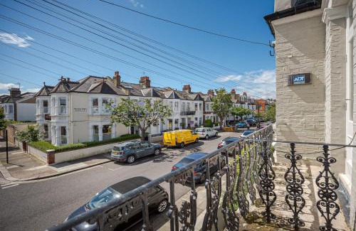 Fulham Apartment | Spacious 3Bd 2Bth Home in the heart of Fulham