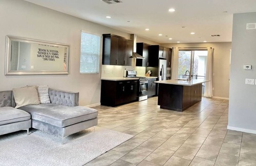 Northridge House | Spacious 3bd/3 1/2 bth townhouse close to CalState