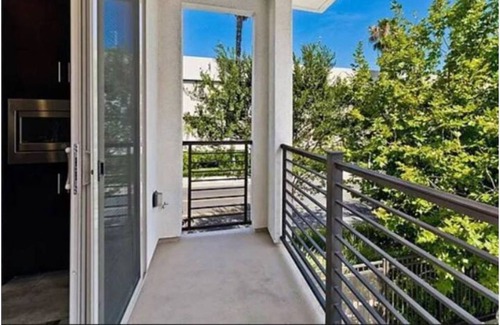 Northridge House | Spacious 3bd/3 1/2 bth townhouse close to CalState