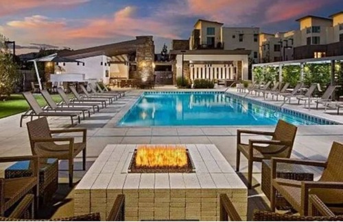 Northridge House | Spacious 3bd/3 1/2 bth townhouse close to CalState