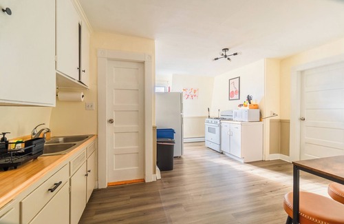 Salem Apartment | Spacious 3BDR/4Bed apartment with King + Queen beds, WiFi, AC in Downtown Salem