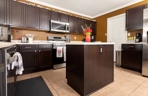 Wetmore House | Spacious 3bdr Home near SIX FLAGS, UTSA, and Sea World