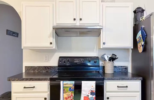 Port Malabar House | Spacious 3bed 2bath: 4k TV in all rooms, Fenced Backyard, BBQ, Games, Workspace