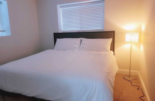 Guildford House | Spacious 3bed-2bath Suite-10 min to Guilford/Surrey