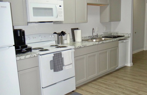 Charleston Apartment | Spacious 3Bed/3Bath Apt: Pet-Friendly, Gym, Minutes from EIU & Local Attractions