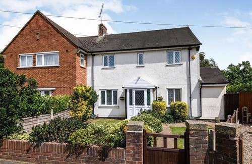 South Ockendon House | Spacious 3bed property with parking & large garden