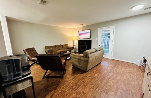 Dumfries House | Spacious 3Bedroom, 2Living Room, Kitchen & Private Backyard