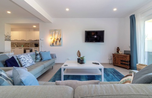 Estombar Apartment | Spacious 3bedroom Garden Retreat breathtaking views & easy access to amenities