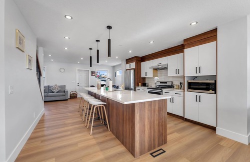 Calgary House | Spacious 3BR|2.5Bth | Free parking in Saddle Ridge