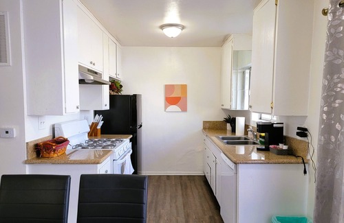 Beverly Hills Apartment | Spacious 3BR & 2BA Apartment 5 Mins to LACMA & Academy Museum of Motion Pictures