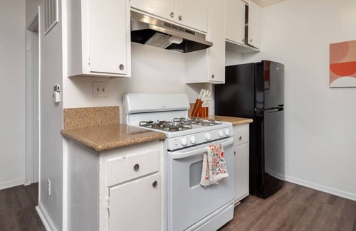 Beverly Hills Apartment | Spacious 3BR & 2BA Apartment 5 Mins to LACMA & Academy Museum of Motion Pictures