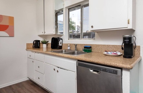 Beverly Hills Apartment | Spacious 3BR & 2BA Apartment 5 Mins to LACMA & Academy Museum of Motion Pictures