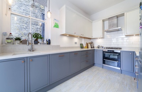 Thamesfield Apartment | Spacious 3BR 2BH Apt w/Garden in West Putney