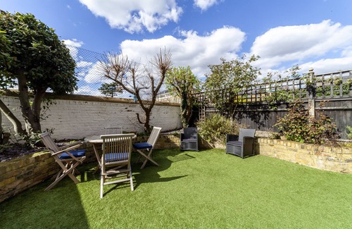 Thamesfield Apartment | Spacious 3BR 2BH Apt w/Garden in West Putney