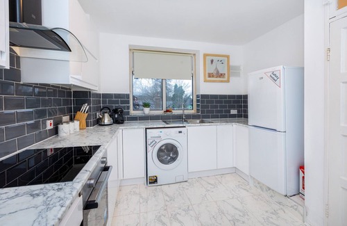 Penge Apartment | Spacious 3BR, 5min Penge St, Crystal Palace Park