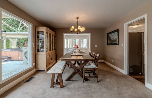 Wenatchee House | Spacious 3BR,8 guest, pool/2BA/Hot tub, SKI-SUN