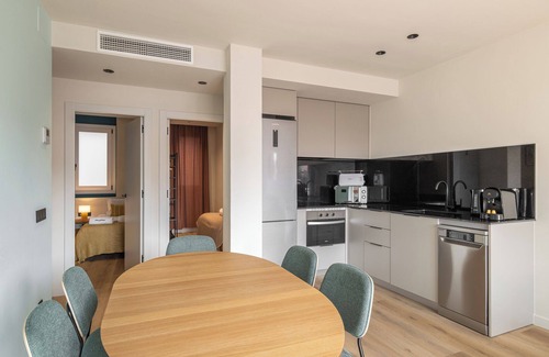 El Putget i Farro Apartment | Spacious 3BR | AC | Bright & well-located