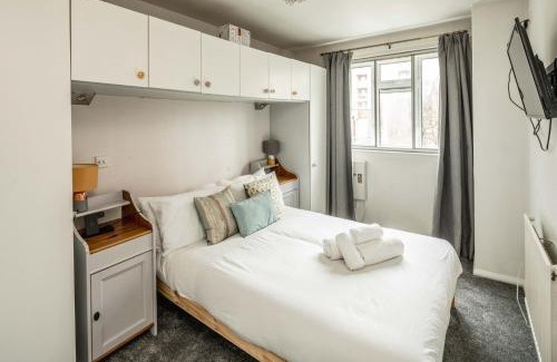 Tottenham Hale Apartment | Spacious 3BR Flat with Balcony Near Tottenham Hale