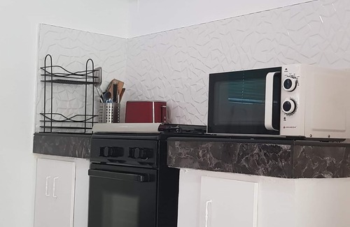 San Pedro House | Spacious 3BR House w/FIBR WiFi & NetFlix sleeps up to 12pax