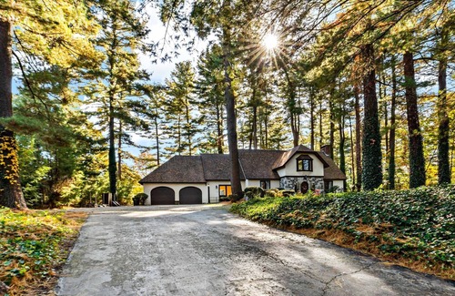 Cumberland House | Spacious 3br home with fireplace in Cumberland