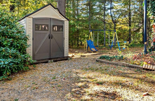 Cumberland House | Spacious 3br home with fireplace in Cumberland