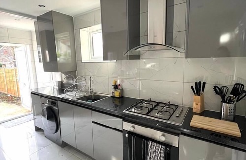 Watford House | Spacious 3BR House - Contractors, Hospital,