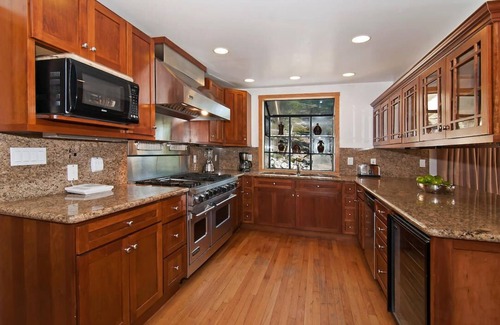 Upper Kingsbury House | Spacious 3BR House/Gourmet Kitchen & VIEWS!