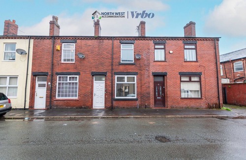 Leigh House | Spacious 3BR House in Leigh Ideal for Contractors&Families Long Stays Welcome