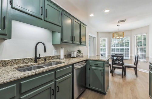 Malbis House | Spacious 3BR Lake Forest Home w/Pool Sleeps 8!