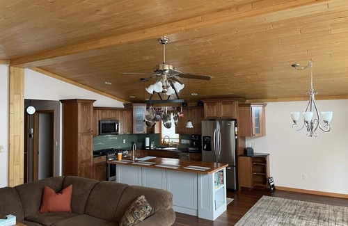 Republic House | Spacious 3BR Lakefront Home w Guest Garage-Dominium!