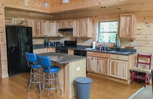 Fletcher Cabin | Spacious 3BR log cabin with private loft and open kitchen/living space