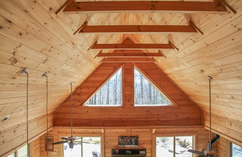 Fletcher Cabin | Spacious 3BR log cabin with private loft and open kitchen/living space