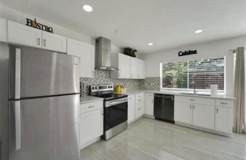 Richardson House | Spacious 3BR Oasis Pool Fire Pit & Family Fun